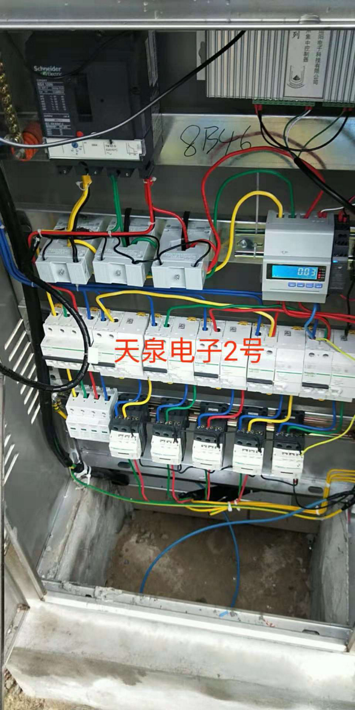 燦陽公司為蘇北某工業(yè)區(qū)100多棟樓宇亮化安裝集中控制器。(圖4)