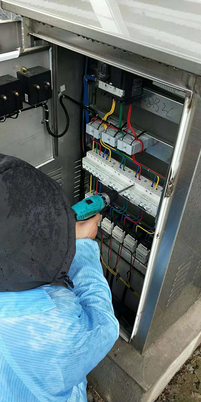 燦陽公司為蘇北某工業(yè)區(qū)100多棟樓宇亮化安裝集中控制器。(圖8)