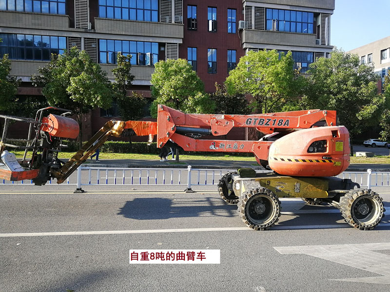 貴州某高校為本校區(qū)內(nèi)600多盞路燈更換LED燈頭及加裝太陽能LORA調(diào)光控制模塊，達到了節(jié)能和智能控制的目的。(圖6)