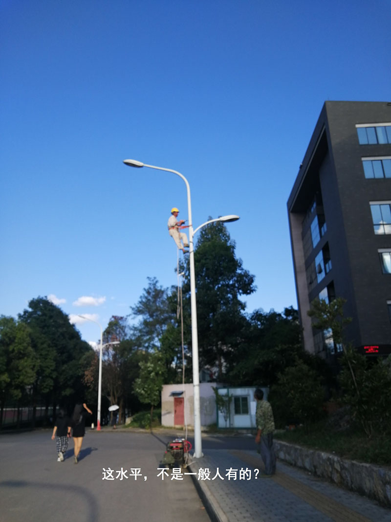 貴州某高校為本校區(qū)內(nèi)600多盞路燈更換LED燈頭及加裝太陽能LORA調(diào)光控制模塊，達到了節(jié)能和智能控制的目的。(圖8)