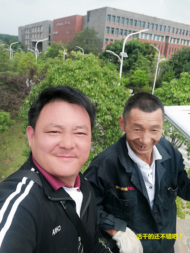 貴州某高校為本校區(qū)內(nèi)600多盞路燈更換LED燈頭及加裝太陽能LORA調(diào)光控制模塊，達到了節(jié)能和智能控制的目的。(圖10)